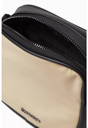 Bolso Beige Reporter Cuadrado Calvin Klein