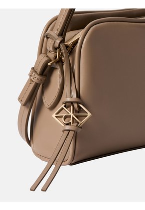 Bolso Beige Camera Cruzado Multicompartimiento Calvin Klein