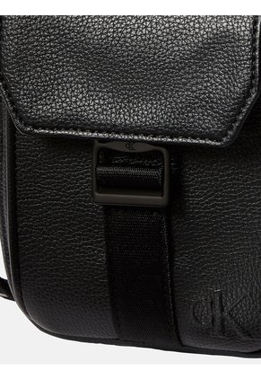 Bolso Negro Reporter Slim Strap Calvin Klein