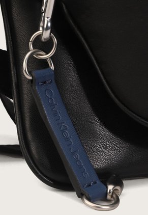 Canguro Negro Calvin Klein