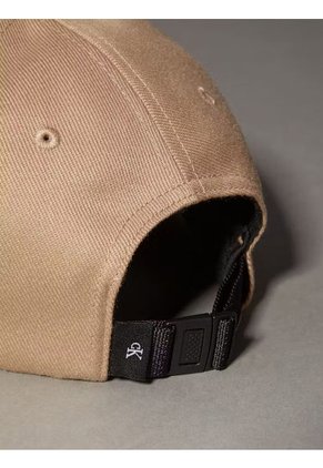 Gorra Beige De Sarga Con Cálida Felpa Calvin Klein