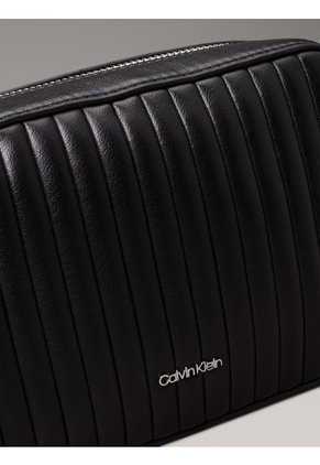 Bolso Negro Cruzado Acolchado Con Solapa Calvin Klein