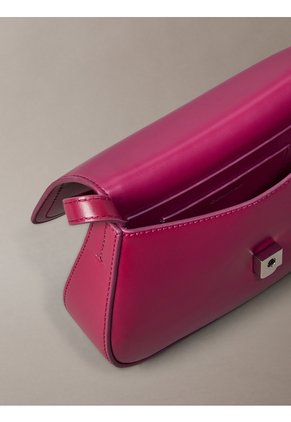 Bolso Rosa De Cámara Con Solapa Calvin Klein