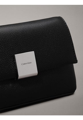 Bolso Negro Cruzado Con Placa Y Cadena Calvin Klein