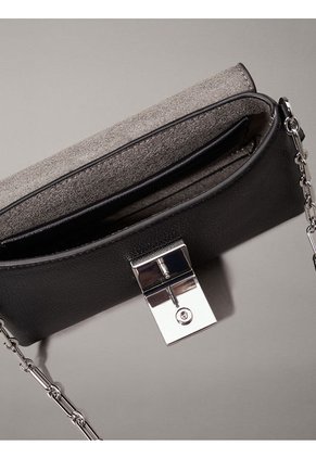 Bolso Negro Cruzado Con Placa Y Cadena Calvin Klein