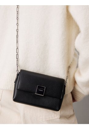 Bolso Negro Cruzado Con Placa Y Cadena Calvin Klein