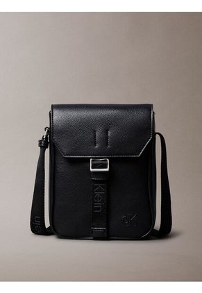 Bolso Negro Cargo Reporter Con Cierre De Solapa Calvin Klein