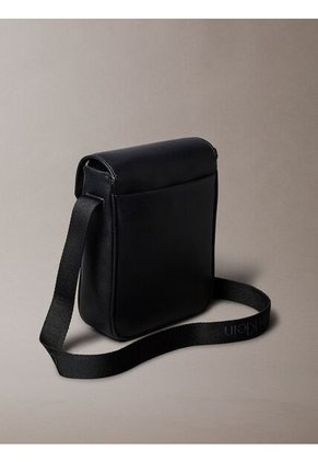 Bolso Negro Cargo Reporter Con Cierre De Solapa Calvin Klein