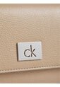 Billetera Beige Trifold Con Placa Metálica Calvin Klein de Calvin Klein