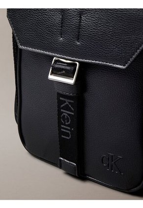 Bolso Negro Cargo Reporter Con Cierre De Solapa Calvin Klein