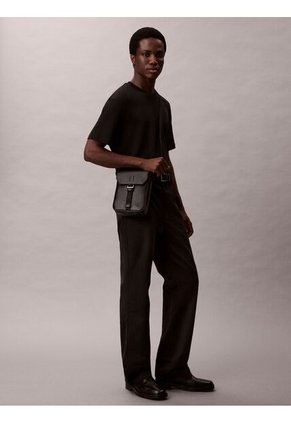 Bolso Negro Cargo Reporter Con Cierre De Solapa Calvin Klein