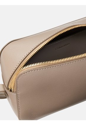 Bolso Beige Cruzado Con Logo En Lámina Metálica Calvin Klein