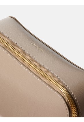 Bolso Beige Cruzado Con Logo En Lámina Metálica Calvin Klein