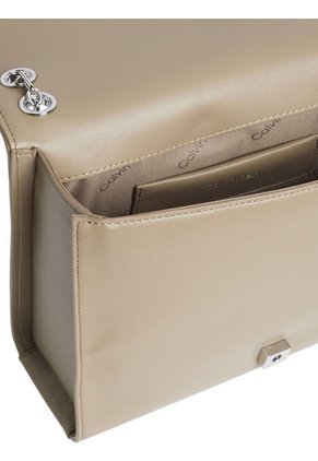 Bolso Beige Con Solapa Acolchado Calvin Klein
