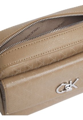 Bolso Beige Cruzado Con Monograma Calvin Klein