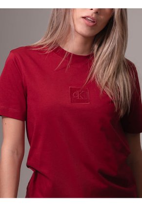 Camiseta Roja Con Monograma E Insignia Calvin Klein