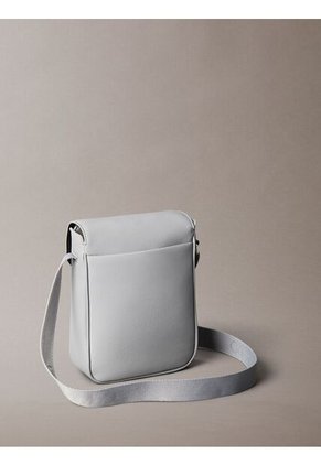 Bolso Gris Cargo Reporter Con Cierre De Solapa Calvin Klein