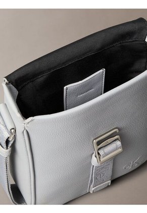 Bolso Gris Cargo Reporter Con Cierre De Solapa Calvin Klein