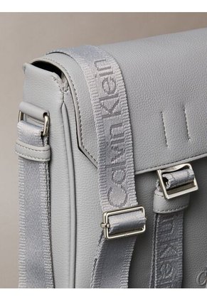Bolso Gris Cargo Reporter Con Cierre De Solapa Calvin Klein