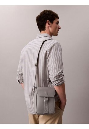 Bolso Gris Cargo Reporter Con Cierre De Solapa Calvin Klein