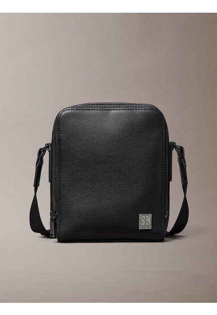 Bolso Negro Reporter Con Emblema Metálico Calvin Klein