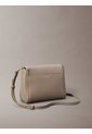 Bolso Beige Cruzado Con Emblema Calvin Klein de Calvin Klein