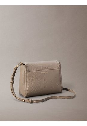 Bolso Beige Cruzado Con Emblema Calvin Klein
