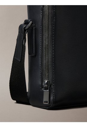 Bolso Negro Reporter Con Emblema Metálico Calvin Klein