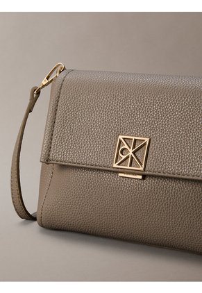 Bolso Beige Cruzado Con Emblema Calvin Klein