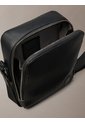 Bolso Negro Reporter Con Emblema Metálico Calvin Klein de Calvin Klein