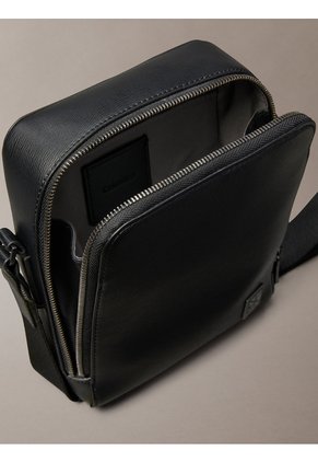 Bolso Negro Reporter Con Emblema Metálico Calvin Klein