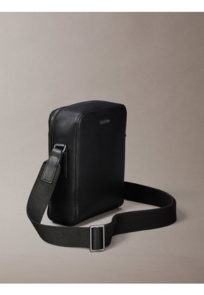 Bolso Negro Reporter Con Emblema Metálico Calvin Klein