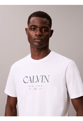 Camiseta Blanca Con Gráfico De Logo Calvin Klein