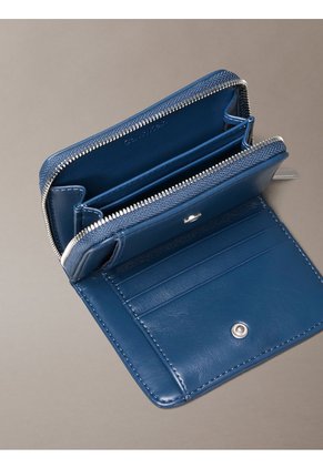 Billetera Azul Acolchada Con Cierre Alrededor Calvin Klein