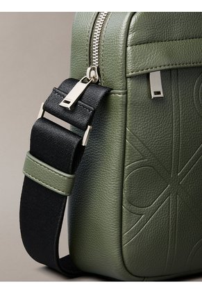 Bolso Multicolor Reporter Con Textura Integral De Emblema Calvin Klein