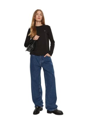 Camiseta Negra Regular Manga Larga Calvin Klein