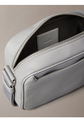 Bolso Gris Tipo Cámara Con Cinturón Textil Con Logo Calvin Klein