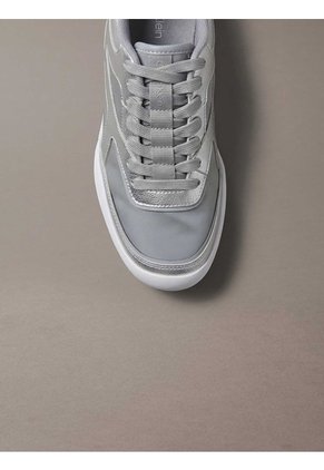Tenis Gris Runner De Perfil Bajo Con Franjas Calvin Klein