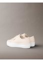 Tenis Beige De Plataforma Con Estampado De Monograma Calvin Klein de Calvin Klein
