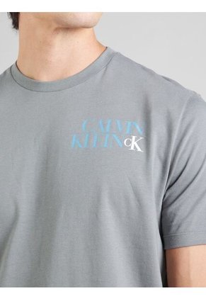 Camiseta Verde Con Diseño Apilado Calvin Klein