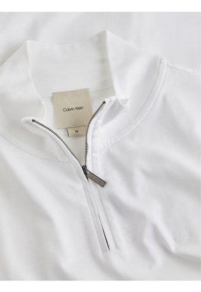 Camiseta Blanca Con Cuello Alto Y Media Cremallera Calvin Klein