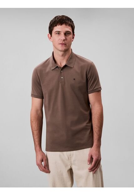 Polo Chocolate Con Monograma Bordado Calvin Klein