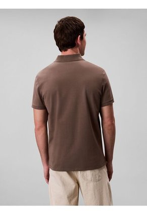 Polo Chocolate Con Monograma Bordado Calvin Klein