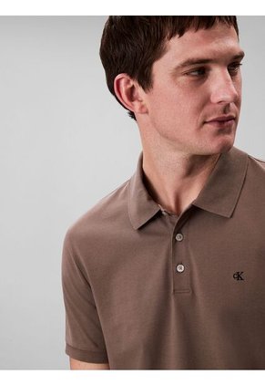 Polo Chocolate Con Monograma Bordado Calvin Klein