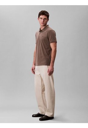 Polo Chocolate Con Monograma Bordado Calvin Klein