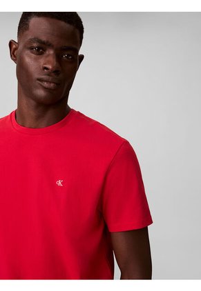 Camiseta Roja Con Micro Monograma Bordado Calvin Klein