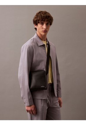 Bolso Negro Reporter Con Logotipo Calvin Klein
