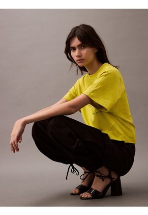 Camiseta Amarilla Cropped Con Escudo Con Logo Calvin Klein