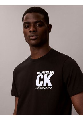 Camiseta Negra Con Gráfico De Logo Calvin Klein