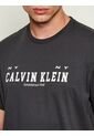 Camiseta Negra Con Estampado Gráfico De Logo Calvin Klein de Calvin Klein